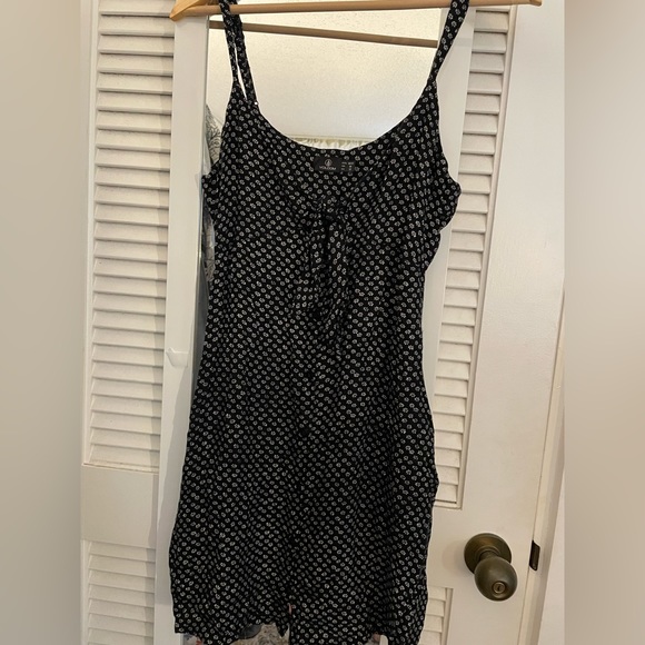 Volcom black and white floral sun dress with pockets - Picture 1 of 3